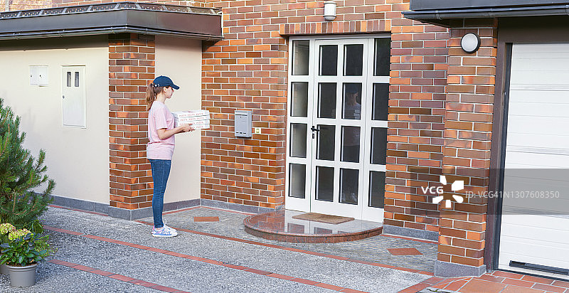 配送员送披萨图片素材