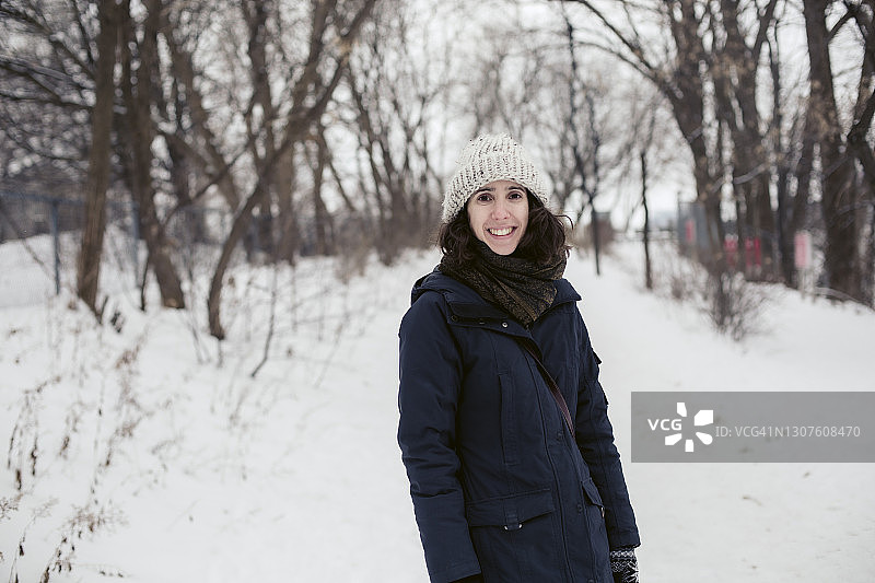 一个年轻漂亮的女人的肖像图片素材