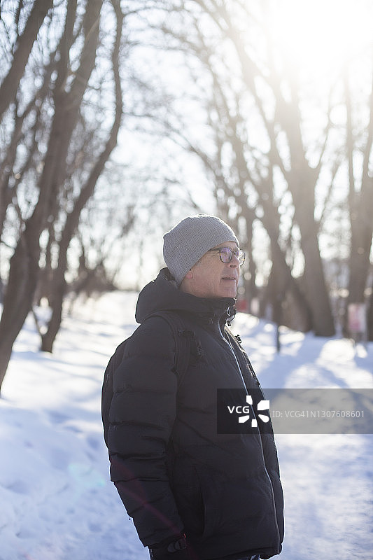 冬季的年长男人肖像图片素材