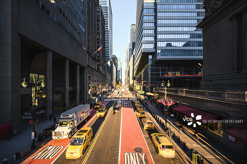 纽约42街上的黄色出租车图片素材