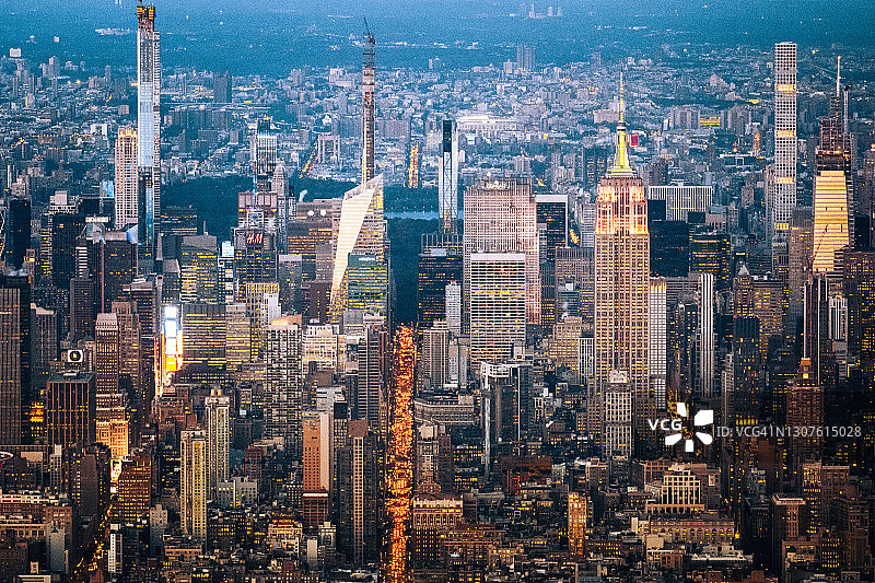纽约市黄昏时分曼哈顿中城的鸟瞰图图片素材
