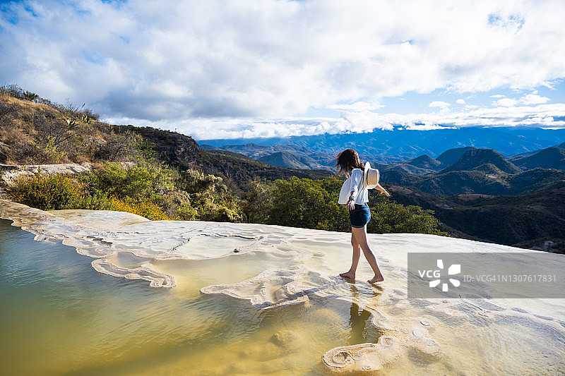 在墨西哥温泉边缘行走的嬉戏女人图片素材
