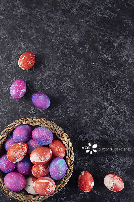 深色木质背景篮子里的复活节彩蛋图片素材
