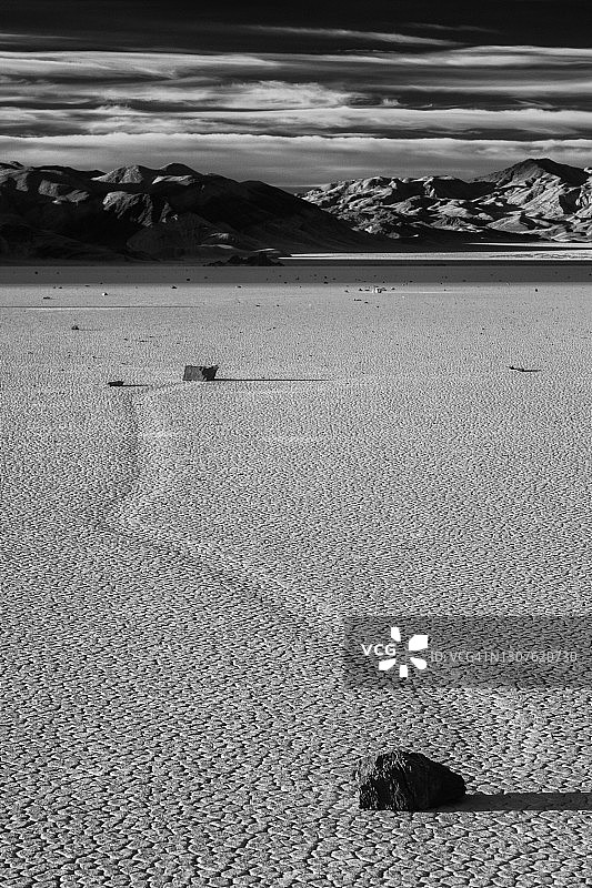 死亡谷国家公园赛道上的双生岩石和步道图片素材