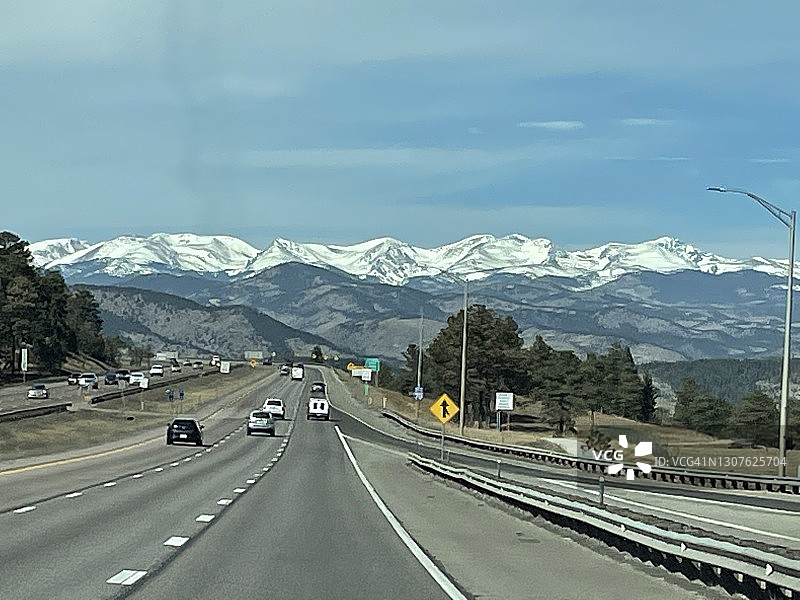 以落基山脉为背景的科罗拉多州公路图片素材