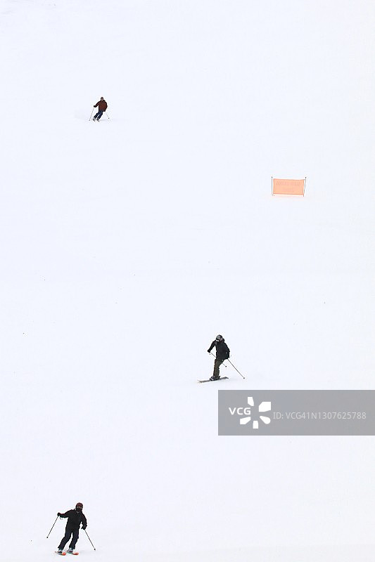 滑雪坡上的滑雪者图片素材