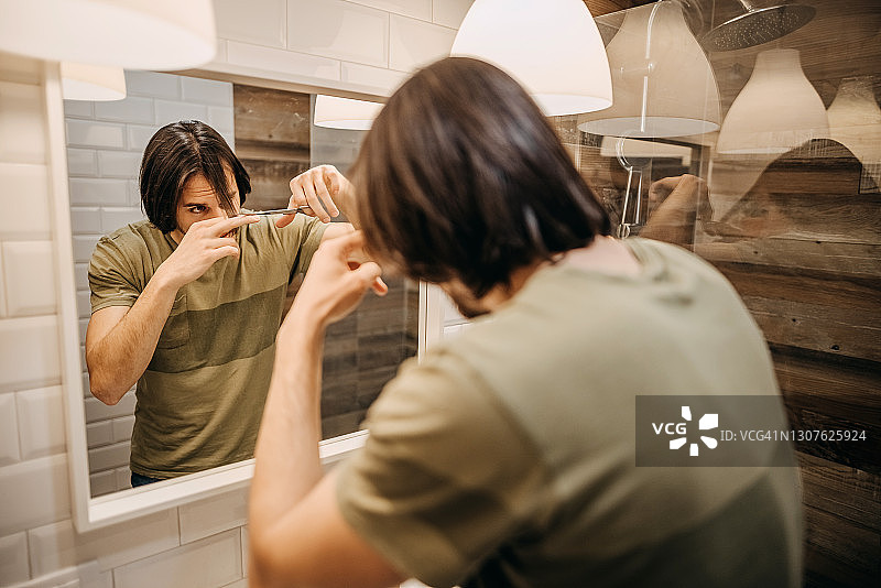 孤独的现代男人图片素材