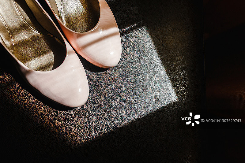 粉色女人鞋深色背景阳光直射图片素材