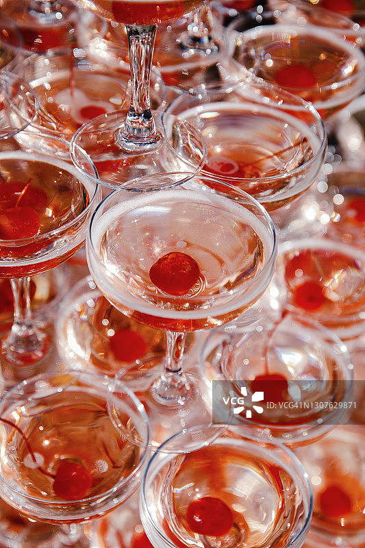 红色樱桃香槟酒杯图片素材