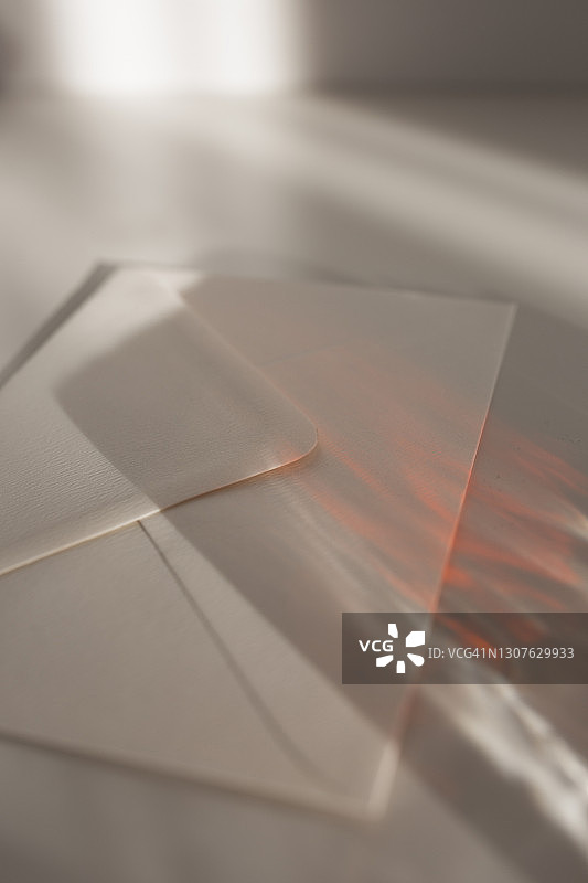 白色背景上的白色字母特写图片素材