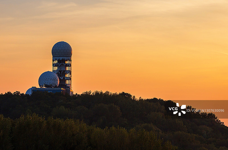 柏林废弃雷达站日落景观图片素材
