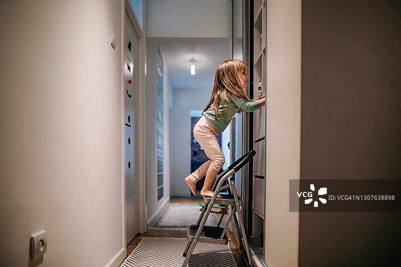 女孩探索衣柜图片素材