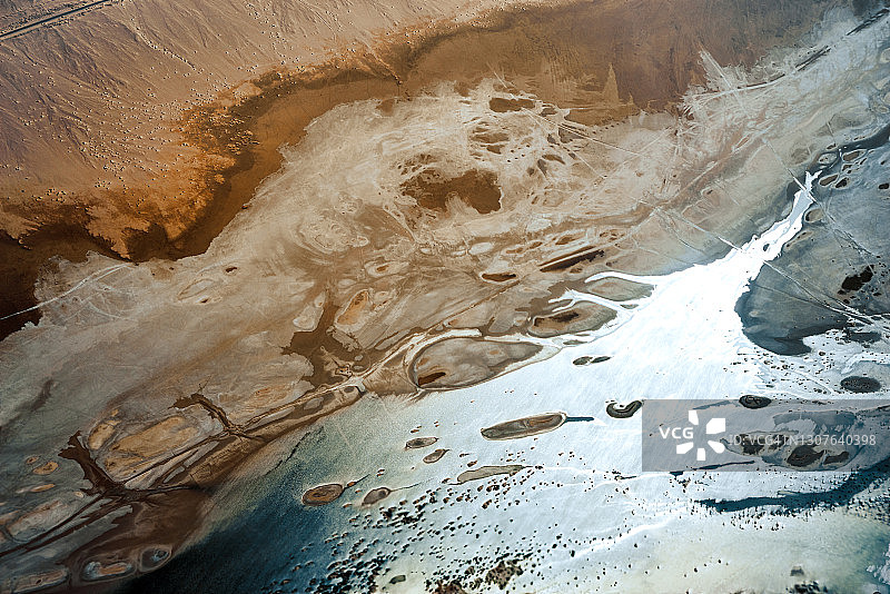 埃及沙姆沙伊赫附近西奈半岛沙漠中的小村庄和山间道路的鸟瞰图图片素材