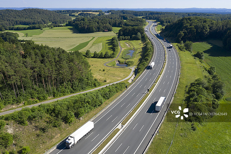 乡村地区的卡车公路航拍图片素材