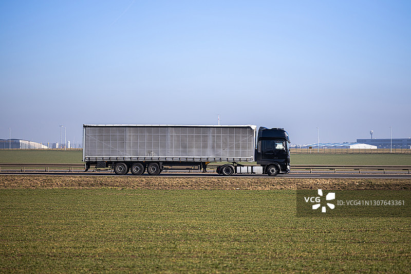 高速公路上的卡车图片素材