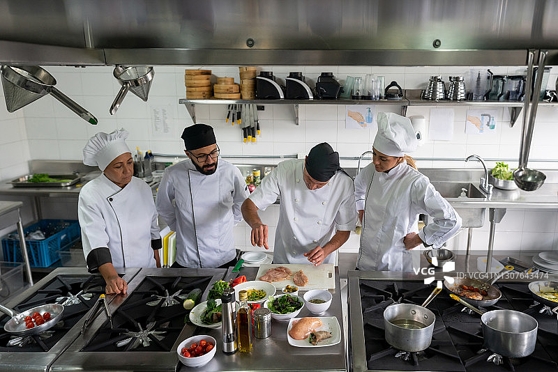 餐厅厨师团队烹饪场景图片素材