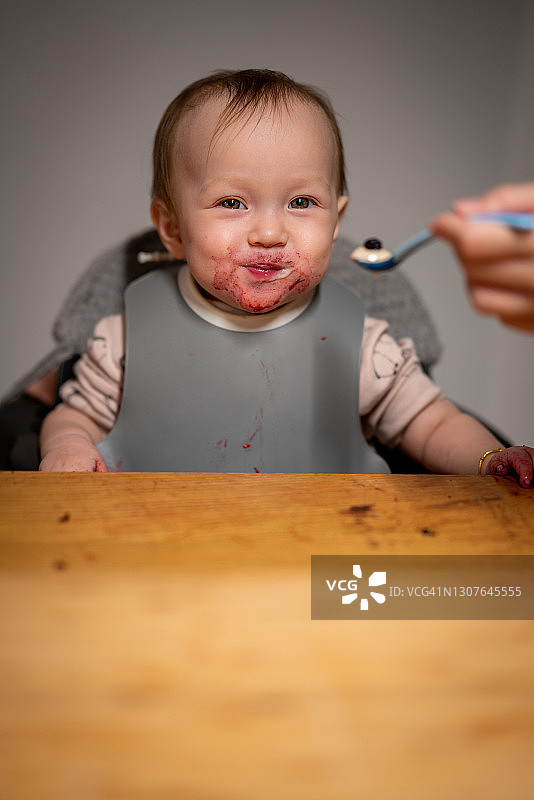 宝宝脸上沾满红酱图片素材