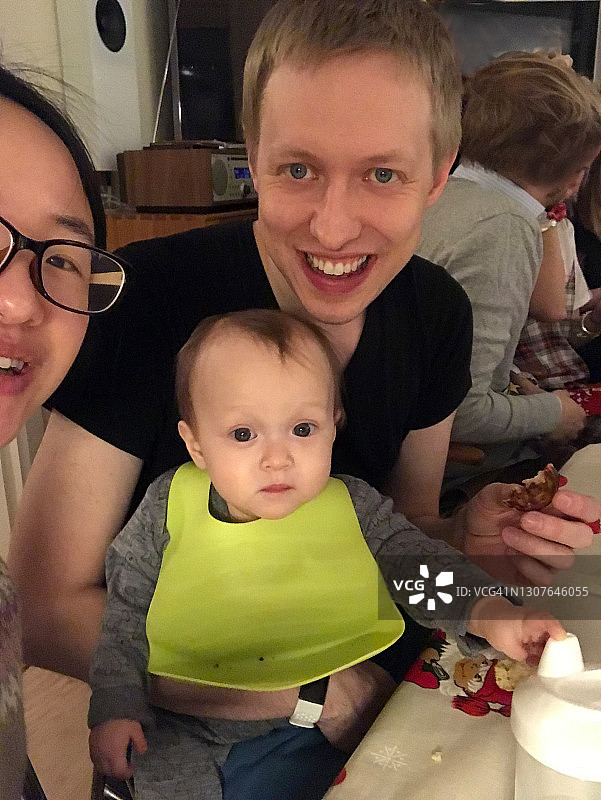 白人父亲在餐桌旁拥抱婴儿图片素材