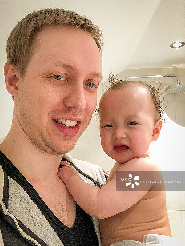 爸爸和女儿在浴室里的自拍图片素材