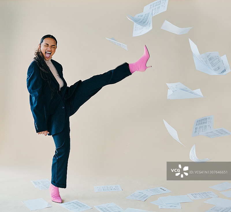 她无所畏惧图片素材