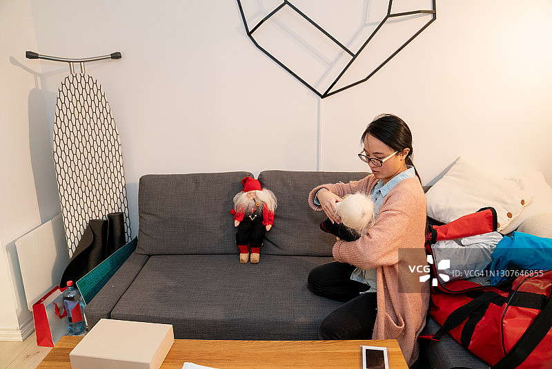 年轻女子在挪威奥斯陆修理一个娃娃。图片素材