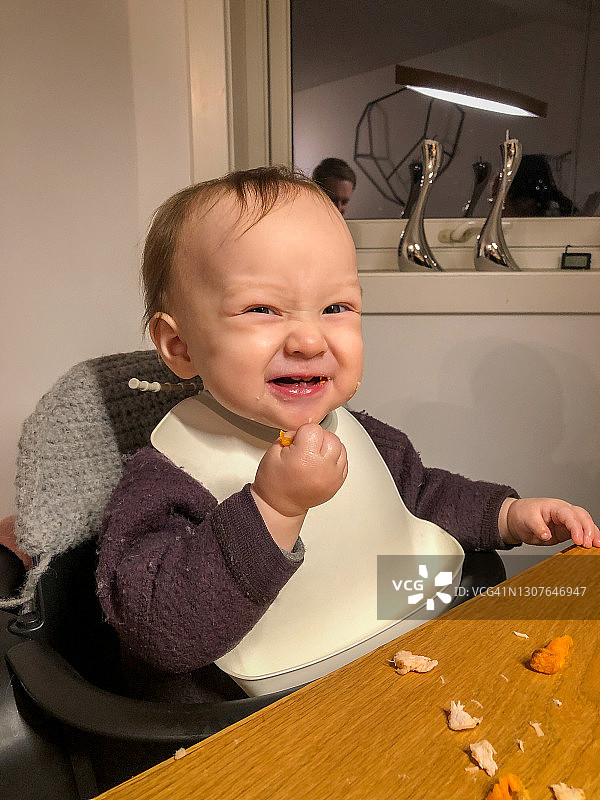 丰盛大餐后微笑的婴儿图片素材