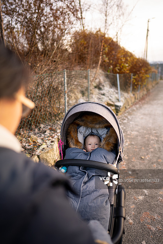 婴儿车里舒适等待的婴儿图片素材