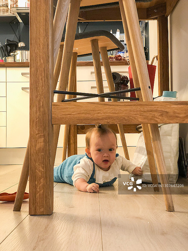 宝宝在现代厨房里的探险图片素材