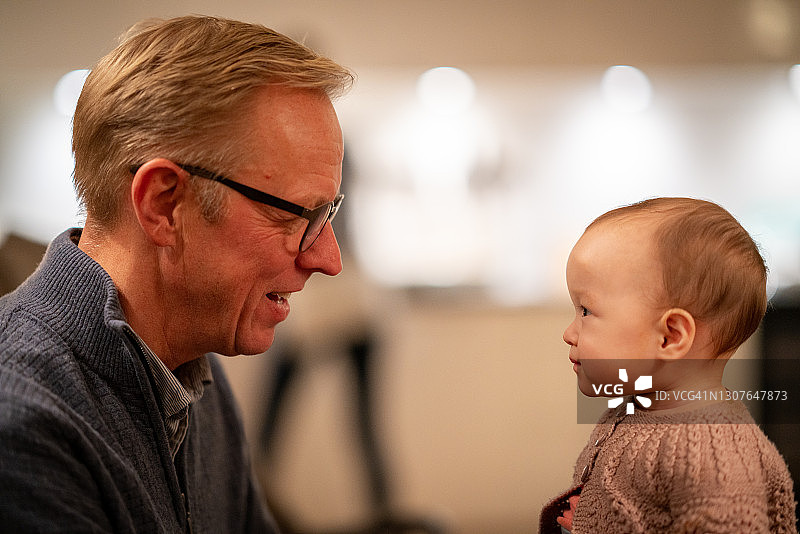 慈爱的祖父和孙辈的肖像图片素材