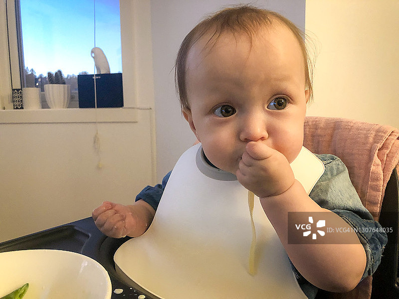 饥饿的宝宝独立吃意面图片素材