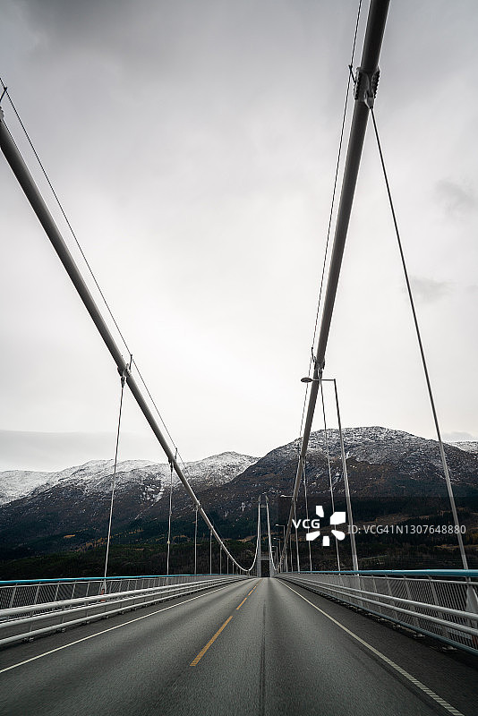 雪山前的吊桥图片素材