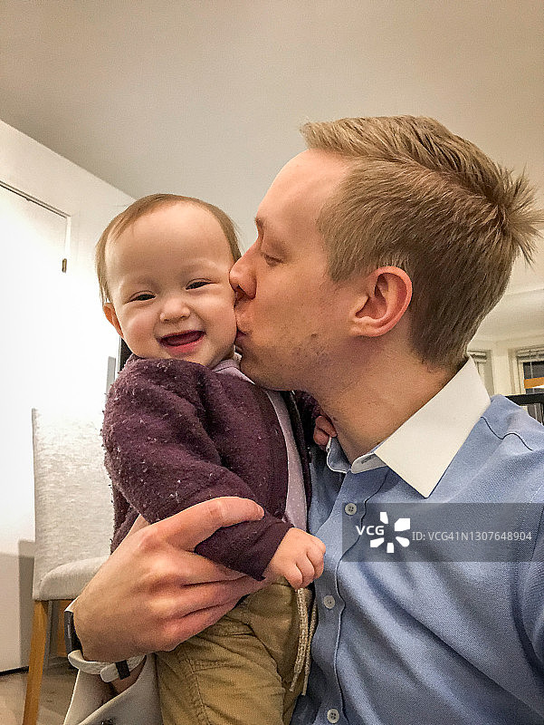 一位自豪的父亲和女儿的肖像图片素材