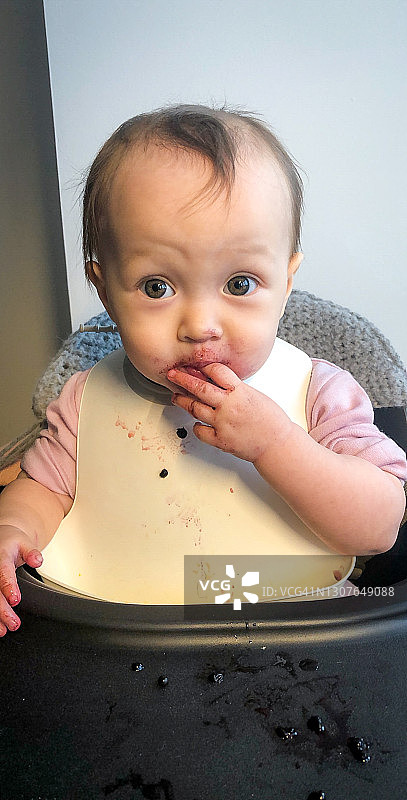 女婴享受美食图片素材