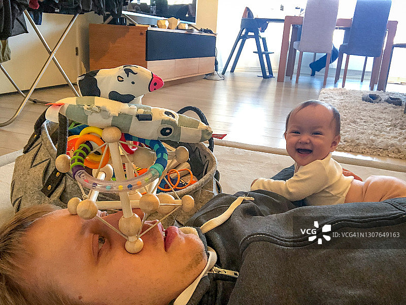 爸爸和女婴的亲子时光图片素材