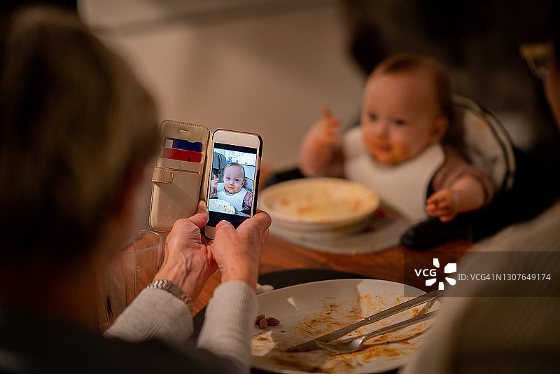拍摄宝宝餐后照片图片素材