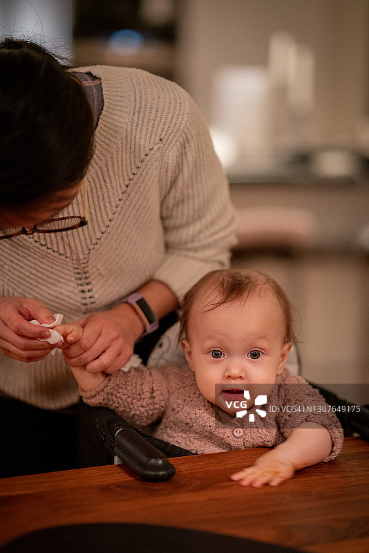 妈妈用纸巾清洁宝宝的手图片素材