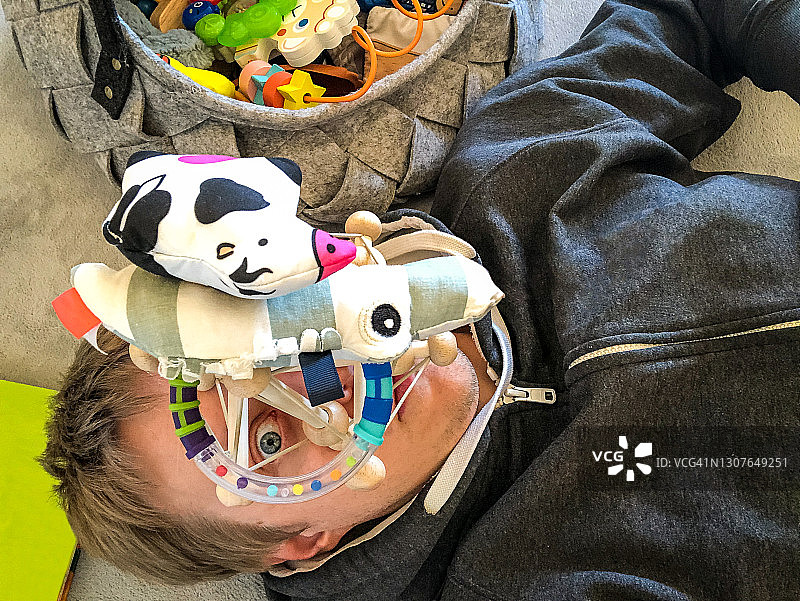 父亲和宝宝的玩具图片素材