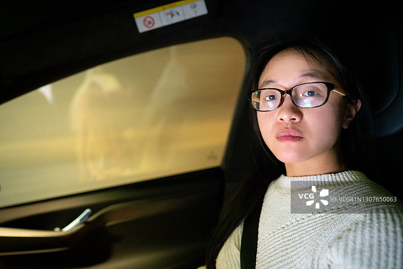 年轻女人享受轻松的乘车之旅图片素材