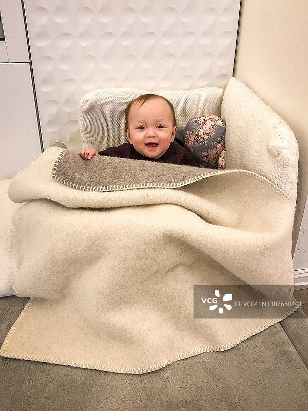 坐在枕头堡垒上的女婴图片素材