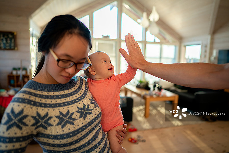 妈妈和宝宝在客厅里玩耍图片素材