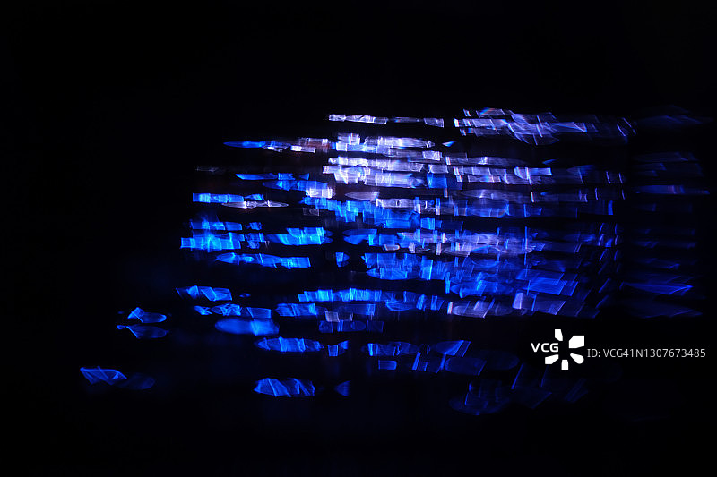 抽象的蓝紫色光迹图片素材