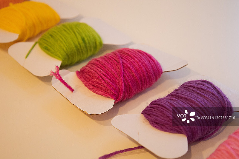 各种彩色纱线的纸线轴图片素材