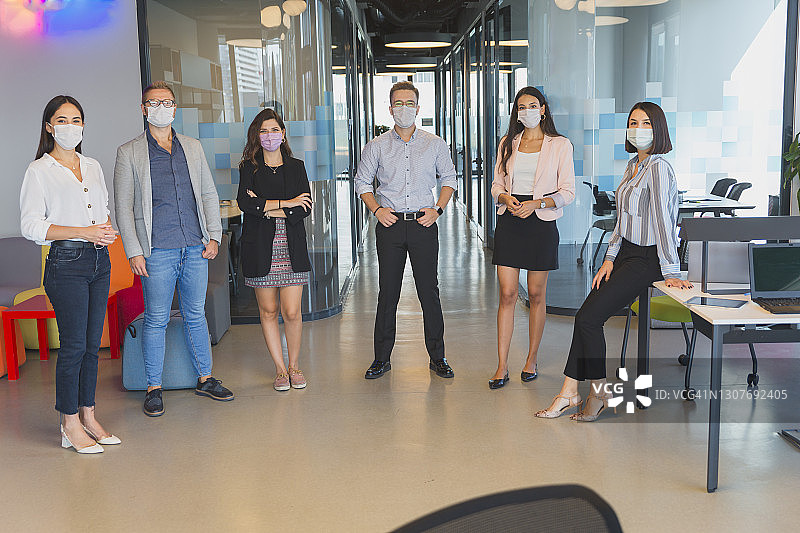 戴口罩的商务人士合影图片素材