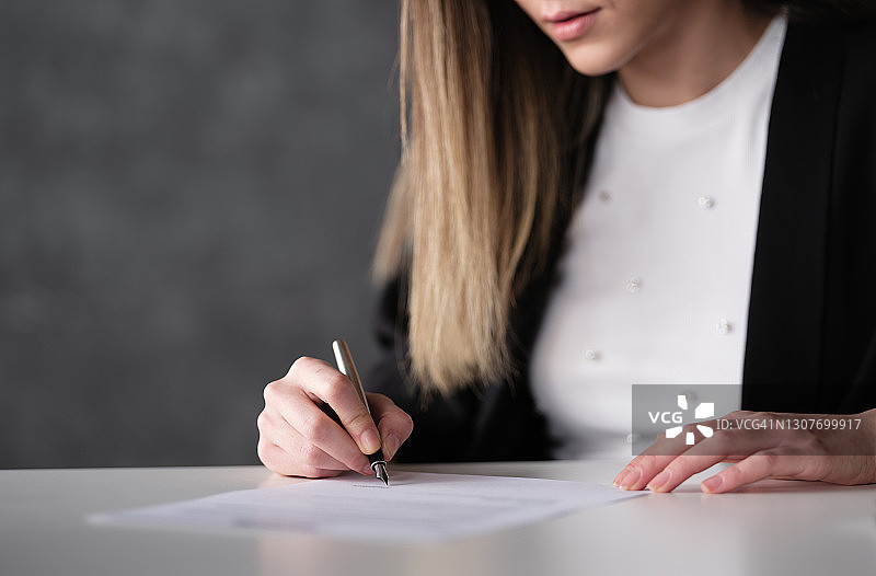 在办公室签署法律文件的女商人图片素材