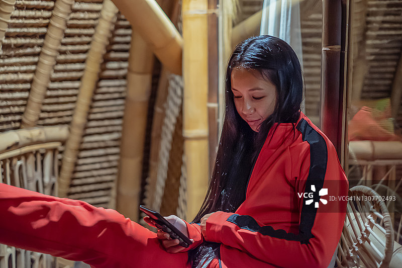 发送晚安短信的东南亚女人图片素材