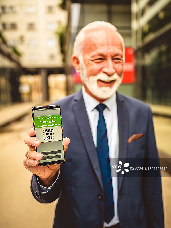 男人拿着新冠疫苗护照图片素材