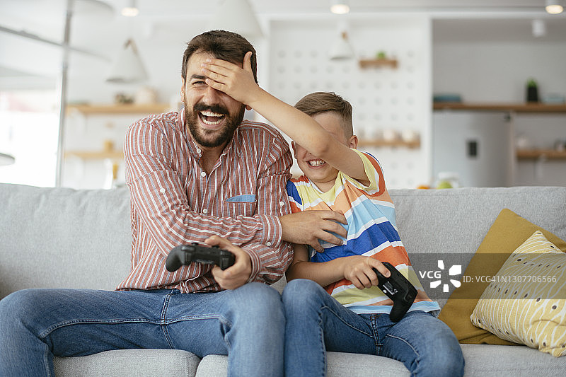父子在家玩电子游戏图片素材