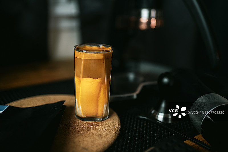 慢酒吧咖啡馆的浓缩牛奶咖啡特写图片素材