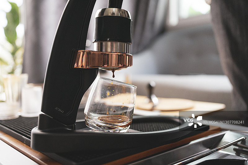 慢酒吧咖啡馆的浓缩牛奶咖啡特写图片素材