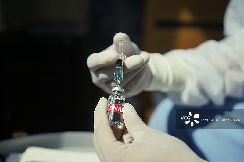 医生准备COVID-19疫苗特写图片素材